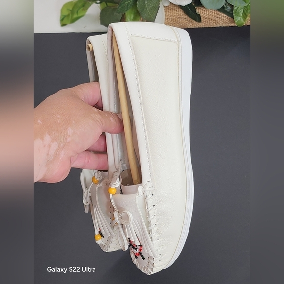 Mi White Moccasins with Beaded Design - Picture 2 of 5